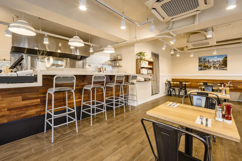 오픈키친 바가 중심인 캐주얼 브런치 카페